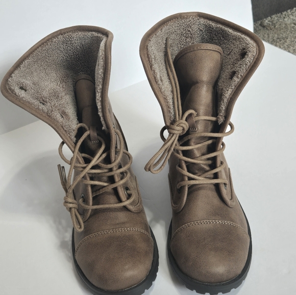 Style: Waterfall Combat / Ankle BootsColor: Taupe / Distressed BrownSize: 9 Wome - Picture 4 of 9